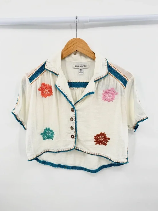 Urban Outfitters Top Rowan Embroidered Button Down Boxy Shirt XS - Picture 2 of 11